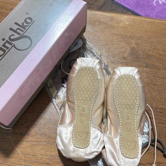 Grishko Pointe Shoes, 2007 - Picture 3 of 4